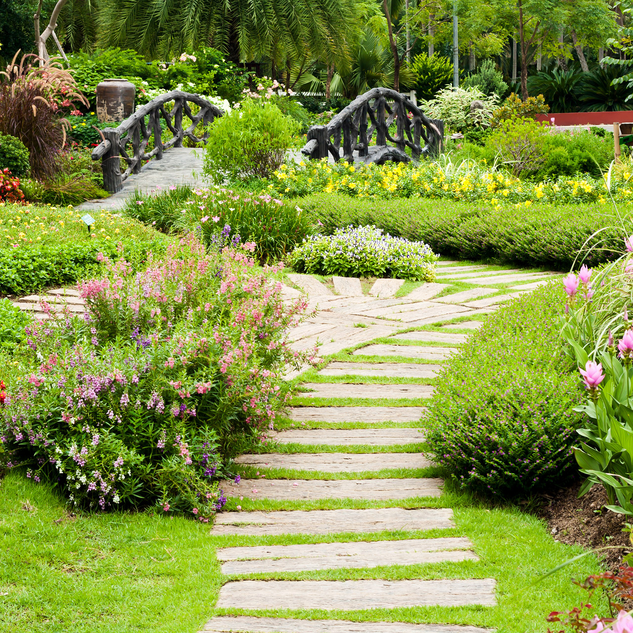 Weg und Brücke im Garten