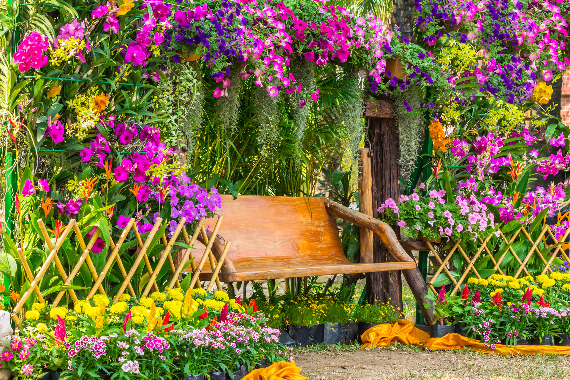 Bank und Blumen im Garten