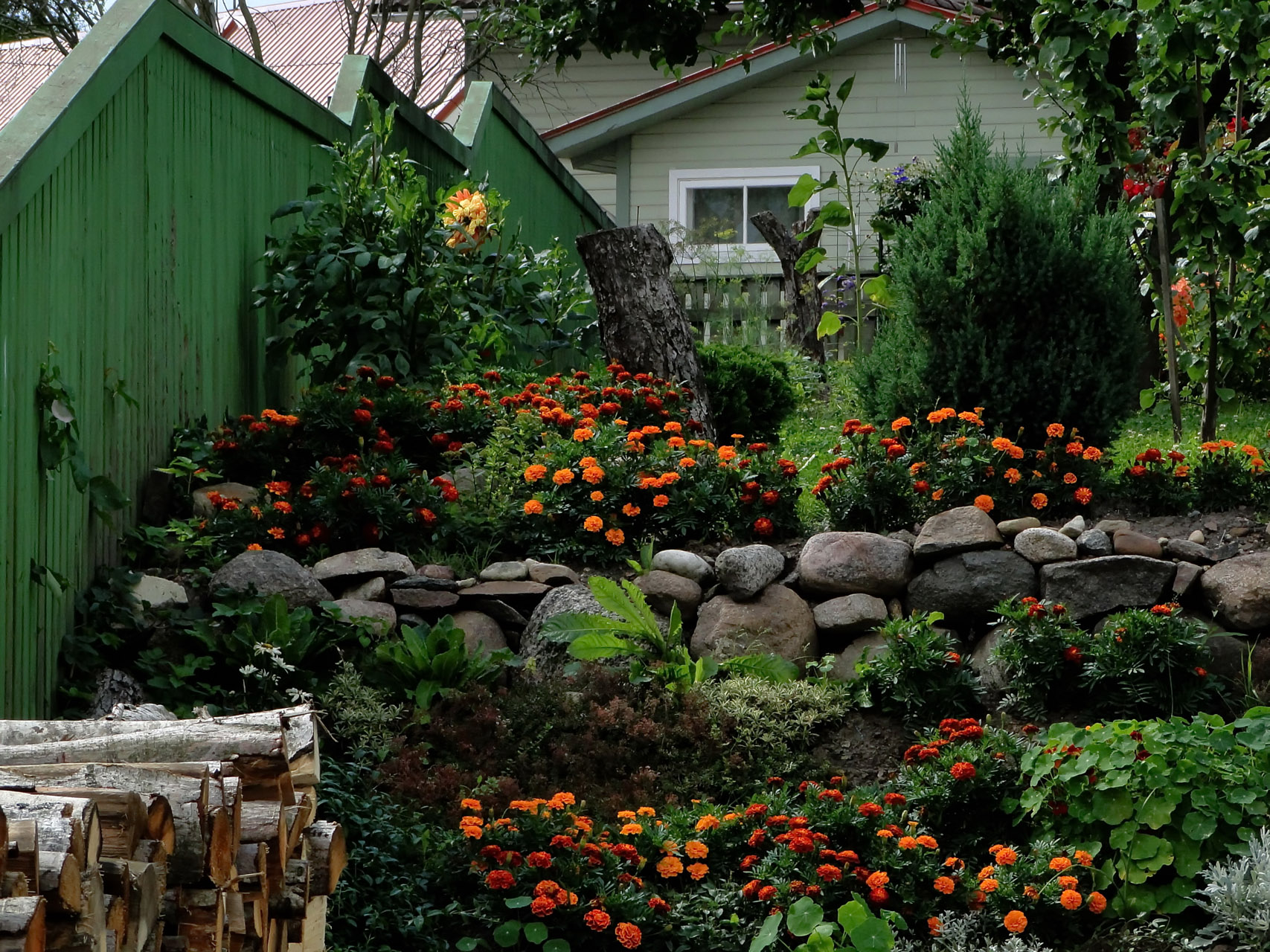 Garten mit Steinmauer